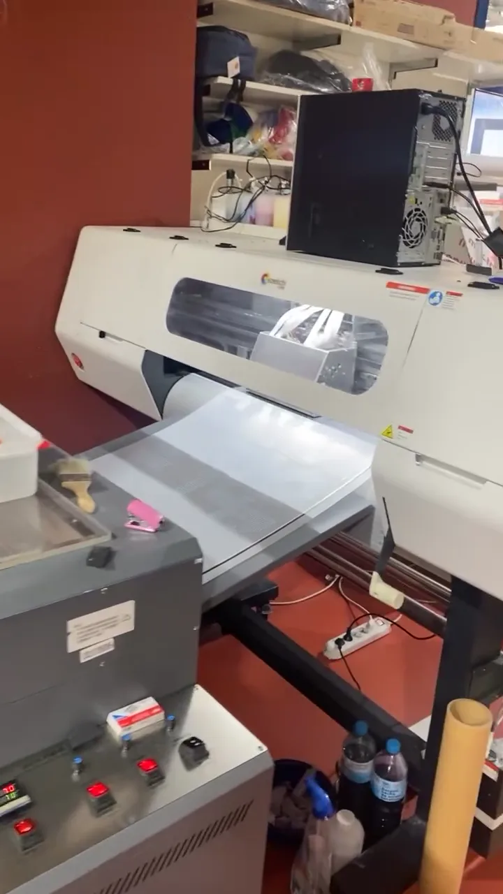 Equipos de impresión y material de trabajo en el taller
