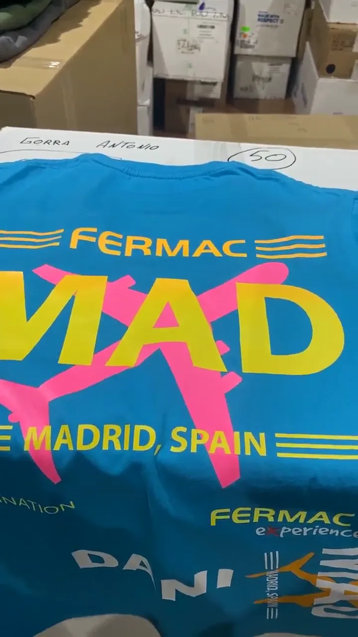 Estampado multicolor con letras amarillas y rosas sobre una prenda azul