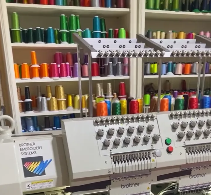 Máquina multicabeza de bordado y estantería de hilos de colores